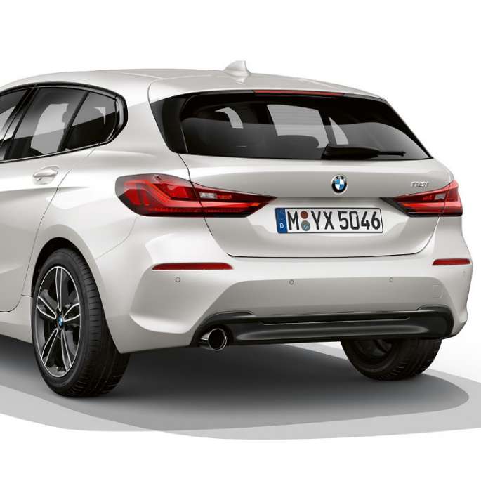 BMW 1 Reeks Model Sport, driekwart achterkant. BMW 1 Reeks Model Sport in Mineralweiß metallic, studio-opname driekwart achterkant.