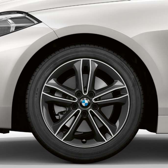 BMW 17" lichtmetalen velg, dubbelspaak 549. BMW 1 Reeks Model Sport in Mineralweiß metallic, zijdelingse voorkant met BMW 17" lichtmetalen velgen, dubbelspaak 549.