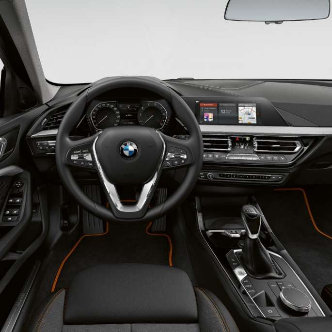 Lederen sportstuur. BMW 1 Reeks Model Sport, cockpit met lederen sportstuur.