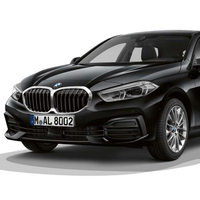 BMW 1 Reeks Model Advantage, driekwart voorkant. BMW 1 Reeks Model Advantage in Schwarz, studio-opname driekwart voorkant.