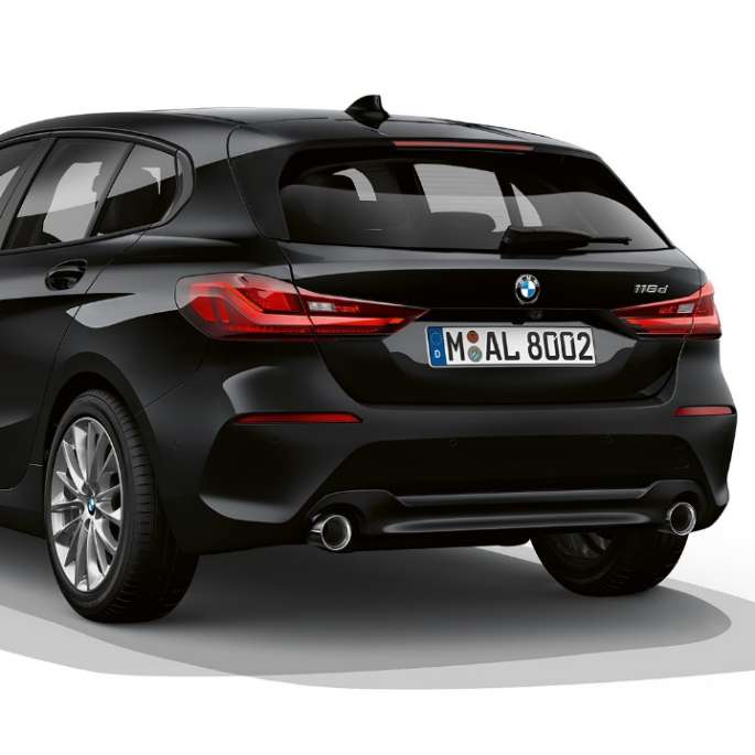 BMW 1 Reeks Model Advantage, driekwart achterkant. BMW 1 Reeks Model Advantage in Schwarz, studio-opname driekwart achterkant.