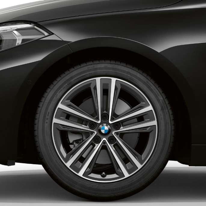 BMW 16" lichtmetalen velg, sterspaak 517. BMW 1 Reeks Model Advantage in Schwarz, zijdelingse voorkant met BMW 16" lichtmetalen velg, sterspaak 517.