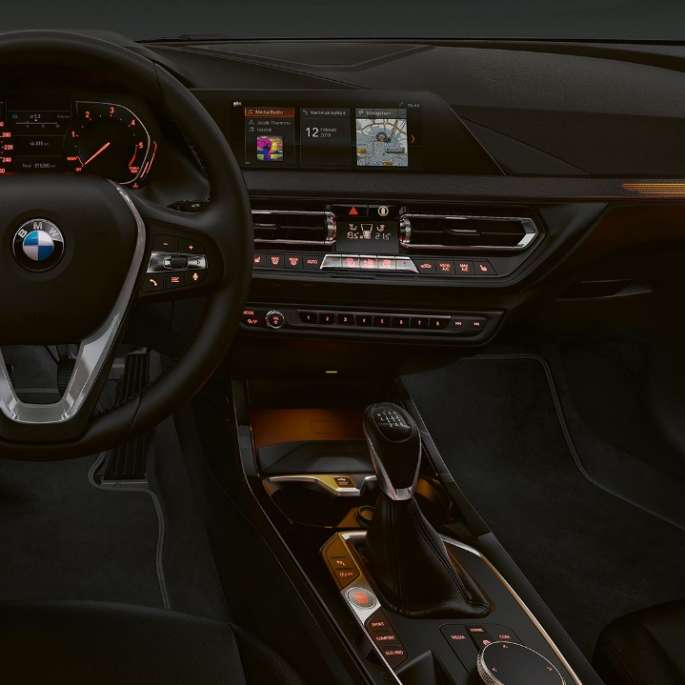 Decoratieve lijsten in Illuminated Berlin. BMW 1 Reeks Model Advantage, decoratieve lijsten in Illuminated Berlin.