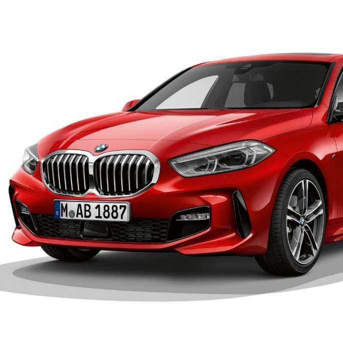 BMW 1 Reeks Model M Sport, driekwart voorkant. BMW 1 Reeks Model M Sport in Melbourne Rot metallic, studio-opname driekwart voorkant.