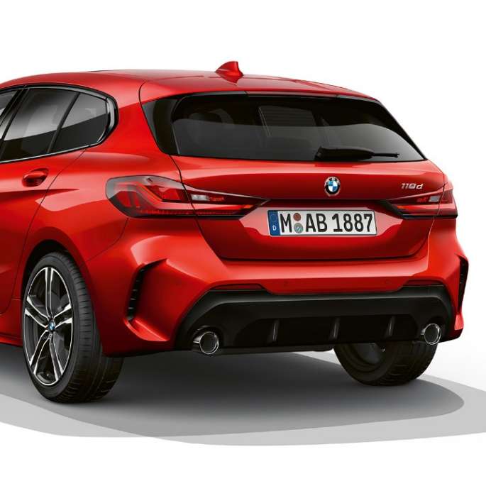 BMW 1 Reeks Model M Sport, driekwart achterkant. BMW 1 Reeks Model M Sport in Melbourne Rot metallic, studio-opname driekwart achterkant.