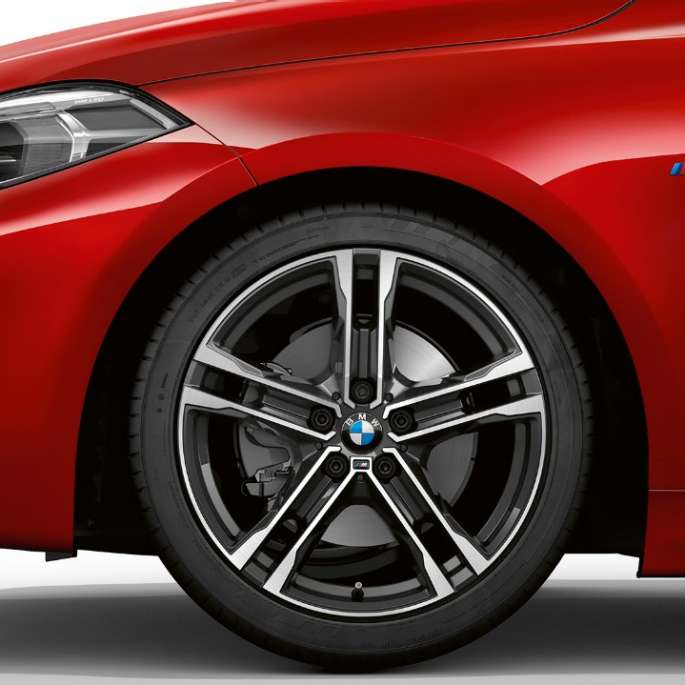 BMW 1 Reeks Model M Sport, zijdelingse voorkant. BMW 1 Reeks Model M Sport in Melbourne Rot metallic, zijdelingse voorkant met BMW M 17" lichtmetalen velgen, dubbelspaak 550 M Bicolor.