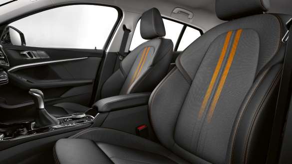 Sportzetels voor bestuurder en voorpassagier. Cockpit van de BMW 1 Reeks Model Sport met sportzetels voor bestuurder en voorpassagier.