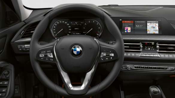 Lederen sportstuur F40. Cockpit van de BMW 1 Reeks Model Sport met lederen sportstuur F40.