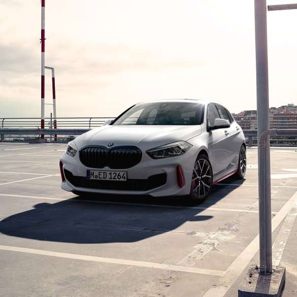 BMW 1 Reeks 128ti driekwart vooraanzicht F40 BMW 1 Reeks 128ti F40 driekwart vooraanzicht op parkeerdek