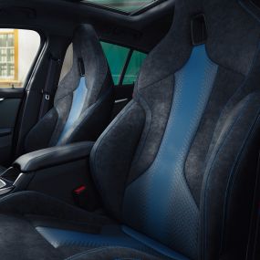M sportzetels F40. Ergonomisch gevormde M sportzetels in de BMW 1 Reeks met blauwe contrastnaad en geïntegreerde hoofdsteun F40.