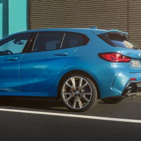 BMW 1 Reeks Hofmeister-knik F40. Zijdelings achteraanzicht van de BMW 1 Reeks met opvallend vormgegeven Hofmeister-knik F40.