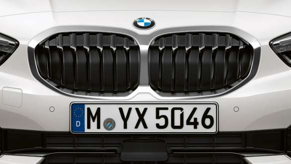 Dubbele nieren van de BMW 1 Reeks F40 Model Sport in Mineralweiß metallic BMW 1 Reeks F40 dubbele nieren