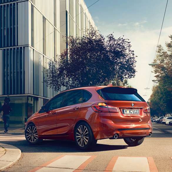 Rijdynamiek BMW 2 Reeks Active Tourer Rijdynamiek BMW 2 Reeks Active Tourer 220i F45 2018 Sunset Orange metallic driekwart achteraanzicht