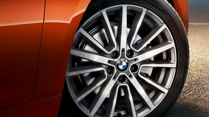 Aluminium velg BMW 2 Reeks Active Tourer Velg BMW 2 Reeks Active Tourer F45 facelift 2018 Sunset Orange metallic close-up wiel