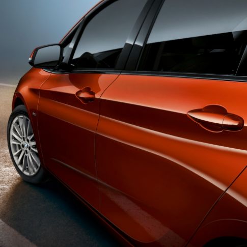 Close-up zijkant BMW 2 Reeks Active Tourer BMW 2 Reeks Active Tourer F45 facelift 2018 Sunset Orange metallic close-up zijkant