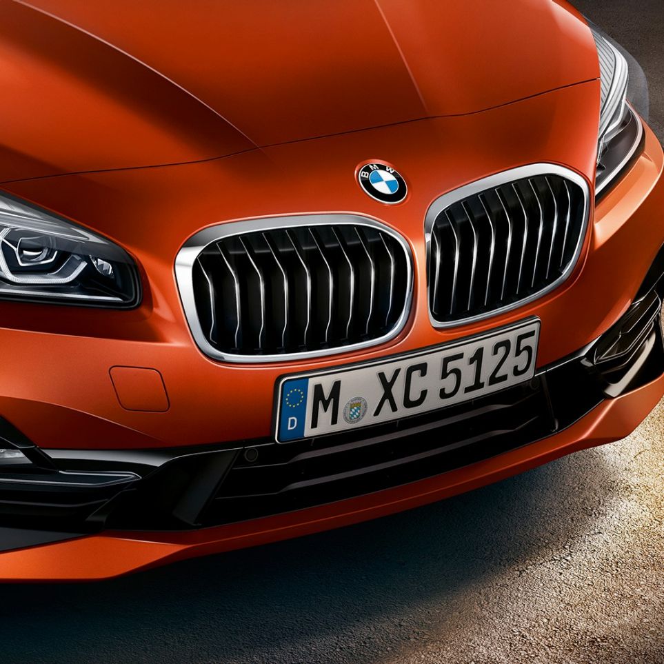 Dubbele nieren BMW 2 Reeks Active Tourer Dubbele nieren BMW 2 Reeks Active Tourer F45 facelift 2018 Sunset Orange metallic close-up voorkant