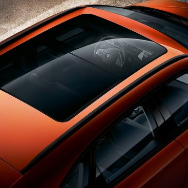 Panoramisch doorschijnend schuifdak BMW 2 Reeks Active Tourer Panoramisch doorschijnend schuifdak BMW 2 Reeks Active Tourer F45 facelift 2018 Sunset Orange metallic vogelperspectief