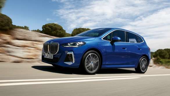 BMW 2 Reeks Active Tourer 230e plug-in-hybride U06 2021 rijdend op landweg BMW 2 Reeks Active Tourer 230e plug-in-hybride U06 2021 M Portimao Blau metallic driekwart zijaanzicht rijdend op landweg