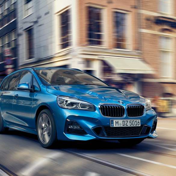 Rijdynamiek BMW 2 Reeks Gran Tourer Rijdynamiek BMW 2 Reeks Gran Tourer F46 2018 Estoril Blau metallic driekwart vooraanzicht rijdend in de binnenstad