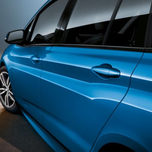 Zijkant BMW 2 Reeks Gran Tourer Zijkant BMW 2 Reeks Gran Tourer F46 facelift 2018 Estoril Blau metallic close-up