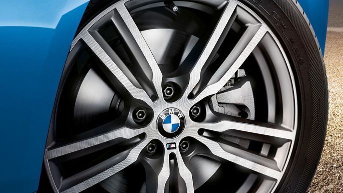 Lichtmetalen velgen BMW 2 Reeks Gran Tourer Lichtmetalen velgen BMW 2 Reeks Gran Tourer F46 facelift 2018 Estoril Blau metallic close-up