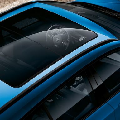 Panoramisch doorschijnend schuifdak BMW 2 Reeks Gran Tourer Panoramisch doorschijnend schuifdak BMW 2 Reeks Gran Tourer F46 facelift 2018 Estoril Blau metallic vogelperspectief