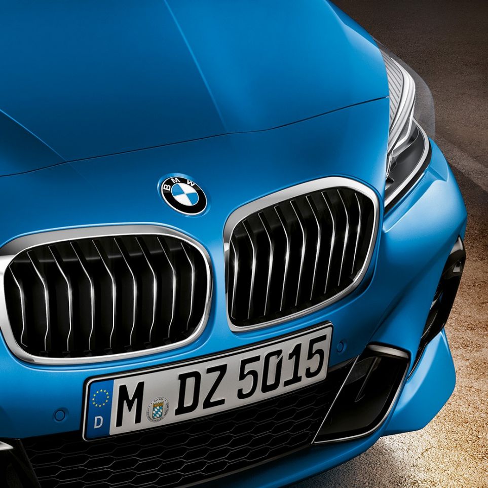 Dubbele nieren BMW 2 Reeks Gran Tourer Dubbele nieren BMW 2 Reeks Gran Tourer F46 facelift 2018 Estoril Blau metallic close-up voorkant