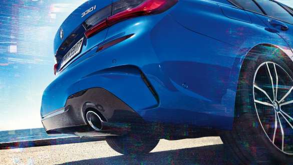 BMW 3 Reeks Berline, M sportdifferentieel G20. Zijaanzicht van de achterkant van de BMW 3 Reeks Berline van schuin onder G20.