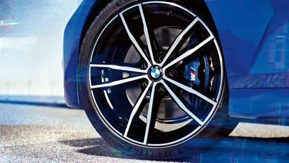 BMW 3 Reeks Berline, M sportremmen G20. Detailaanzicht van het wiel van de BMW 3 Reeks Berline met M sportremmen G20.