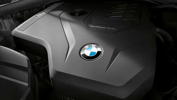 BMW 3 Reeks Berline, BMW TwinPower Turbo 4-cilinder benzinemotor G20. Close-up van de BMW TwinPower Turbo 4-cilinder benzinemotor in de BMW 3 Reeks Berline G20.