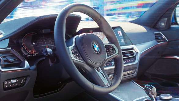 BMW 3 Reeks Berline, Variable Sport Steering G20. Zijdelings detailaanzicht van de cockpit van de BMW 3 Reeks Berline met focus op het stuur met Variable Sport Steering G20.