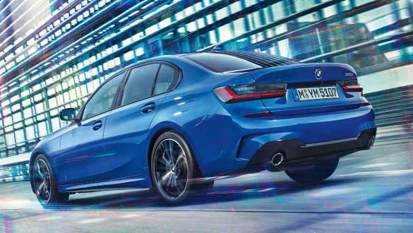 BMW 3 Reeks Berline, adaptieve M ophanging G20. Driekwart achteraanzicht van de rijdende BMW 3 Reeks Berline met adaptieve M ophanging G20.