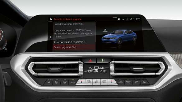 BMW 3 Reeks Berline, Remote Software Upgrade. Frontale close-up van het Cockpit Display van de BMW 3 Reeks Berline met Remote Software Upgrade.