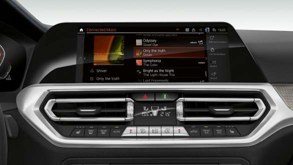 BMW 3 Reeks Berline, Connected Music. Frontale close-up van het Cockpit Display van de BMW 3 Reeks Berline met Connected Music.