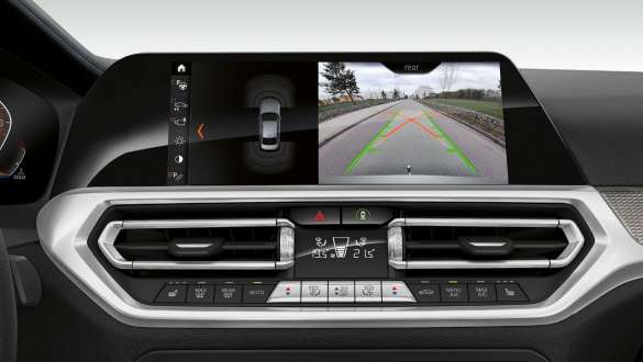 BMW 3 Reeks Berline, Parking Assistant Pack Plus Frontale close-up van het Cockpit Display van de BMW 3 Reeks Berline met Parking Assistant Pack Plus.