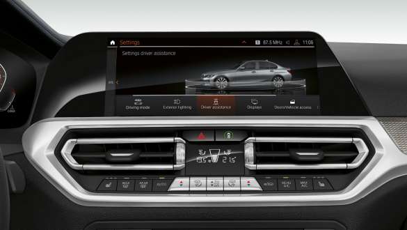 BMW 3 Reeks Berline, Driving Assistant Pack Professional. Frontale close-up van het Cockpit Display van de BMW 3 Reeks Berline met Driving Assistant Pack Professional.