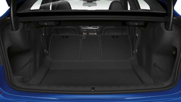 BMW 3 Reeks Berline, doorlaadsysteem G20. Close-up van de geopende kofferruimte met half neergeklapte achterbank G20.