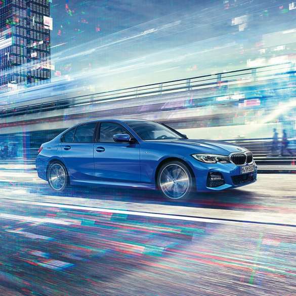 BMW 3 Reeks Berline, zijaanzicht in beweging G20. Zijaanzicht van de rijdende BMW 3 Reeks Berline overdag in een stedelijke omgeving G20.