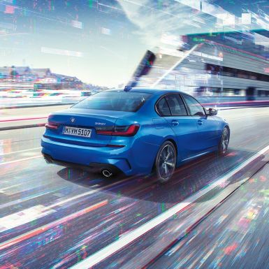 BMW 3 Reeks Berline, zijaanzicht achterkant G20. Driekwart achteraanzicht van de BMW 3 Reeks Berline overdag in een stedelijke omgeving G20.