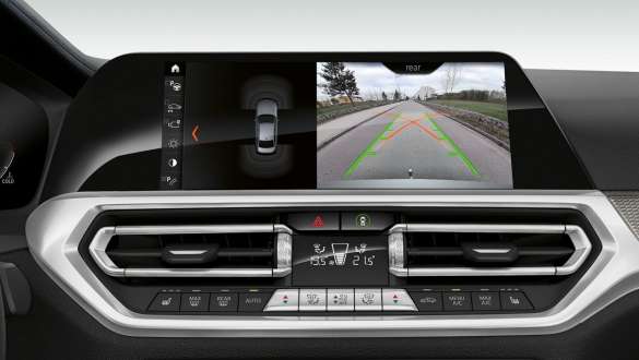 BMW 3 Reeks Berline (G20), Parking Assistant Pack Plus. Frontale close-up van het Cockpit Display van de BMW 3 Reeks Berline (G20) met Parking Assistant Pack Plus.