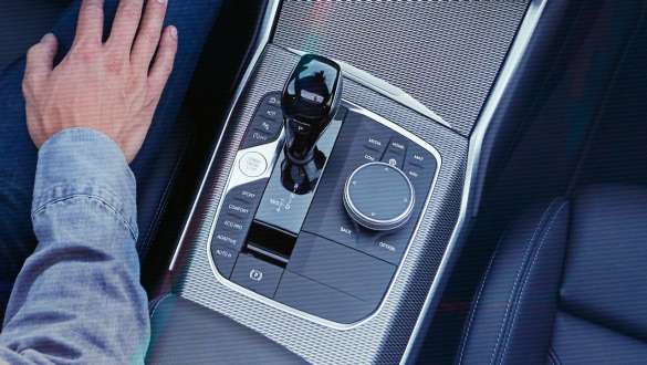 BMW 3 Reeks Berline (G20), sportversnellingsbak Steptronic. Detailaanzicht vanuit vogelperspectief van de middenconsole van de BMW 3 Reeks Berline (G20) met versnellingspook en sportversnellingsbak Steptronic.