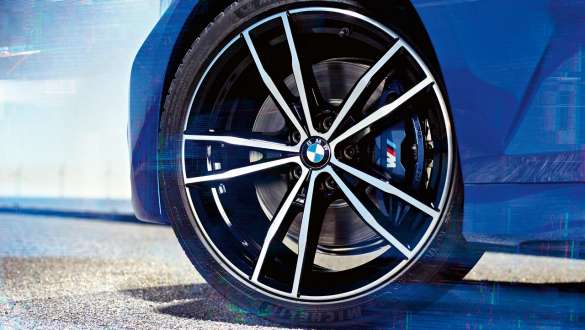 BMW 3 Reeks Berline (G20), M sportremmen. Detailaanzicht van het wiel van de BMW 3 Reeks Berline (G20) met M sportremmen.