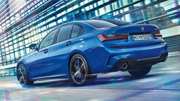 BMW 3 Reeks Berline (G20), adaptieve M ophanging. Driekwart achteraanzicht van de rijdende BMW 3 Reeks Berline (G20) met adaptieve M ophanging.