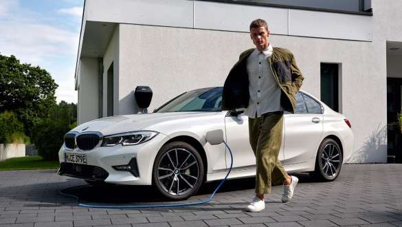 Plug-in-hybride BMW 3 Reeks Berline 2021 G20 driekwart vooraanzicht ladend Plug-in-hybride BMW 3 Reeks Berline 2021 G20 driekwart vooraanzicht ladend met model