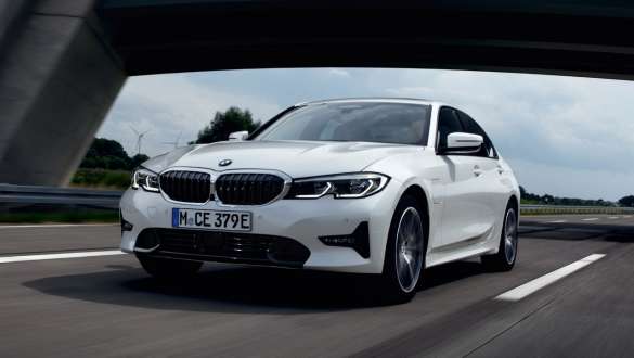 Plug-in-hybride BMW 3 Reeks Berline 2021 G20 driekwart vooraanzicht rijdend Plug-in-hybride BMW 3 Reeks Berline 2021 G20 driekwart vooraanzicht rijdend op de weg