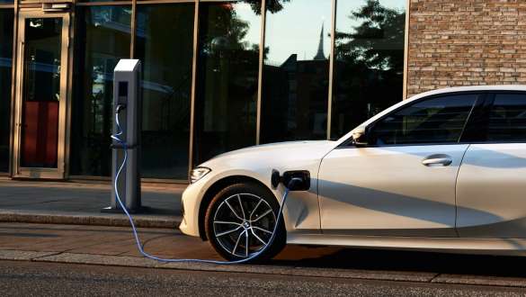 Plug-in-hybride BMW 3 Reeks Berline 2021 G20 zijaanzicht Plug-in-hybride BMW 3 Reeks Berline 2021 G20 zijaanzicht aan laadstation