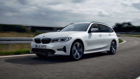 Plug-in-hybride BMW 3 Reeks Touring 2021 G21 driekwart vooraanzicht rijdend Plug-in-hybride BMW 3 Reeks Touring 2021 G21 driekwart vooraanzicht rijdend op weg