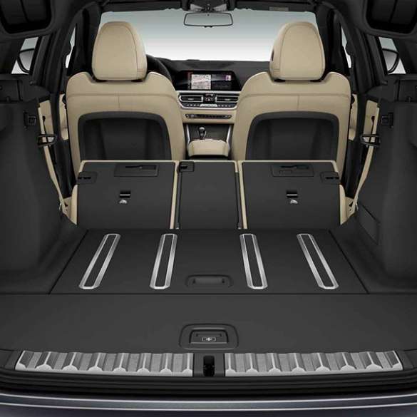 BMW 3 Reeks Touring, BMW 330e plug-in-hybride G21 BMW 3 Reeks Touring, BMW 330e plug-in-hybride tijdens het rijden over een brug G21