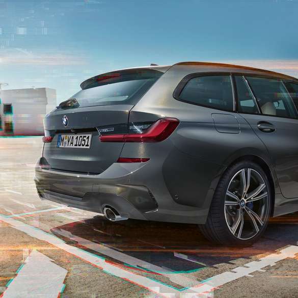 BMW 3 Reeks Touring, driekwart achteraanzicht op parkeerplaats G21 BMW 3 Reeks Touring, driekwart achteraanzicht op parkeerplaats in stedelijke omgeving G21