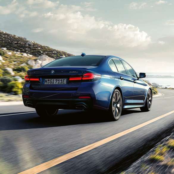 Rijdynamiek BMW 5 Reeks Berline G30 Rijdynamiek BMW 5 Reeks Berline G30 Phytonicblau driekwart achteraanzicht rijdend